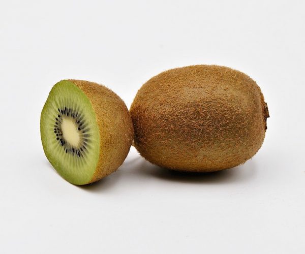 un-kiwi-entero-y-corte-transversal-de-un-kiwi un-kiwi-entero-y-corte-transversal-de-un-kiwi